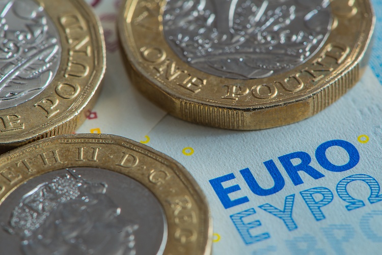 زوج يورو/استرليني EUR/GBP ينخفض إلى 0.8420 وسط موقف ثابت من بنك إنجلترا