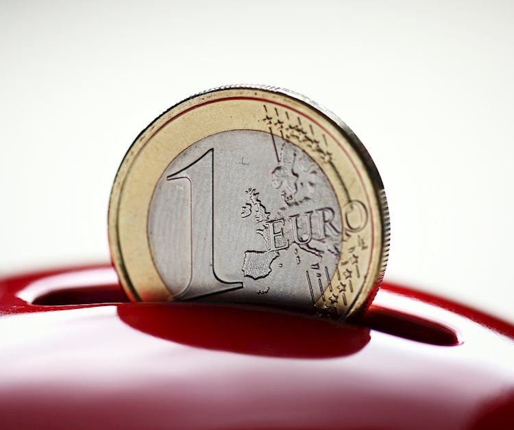 زوج يورو/دولار EUR/USD يصل إلى أدنى مستوياته في عدة أسابيع بالقرب من 1.1070